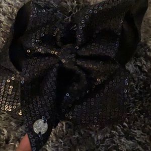 I will be selling a good Jojo siwa bow